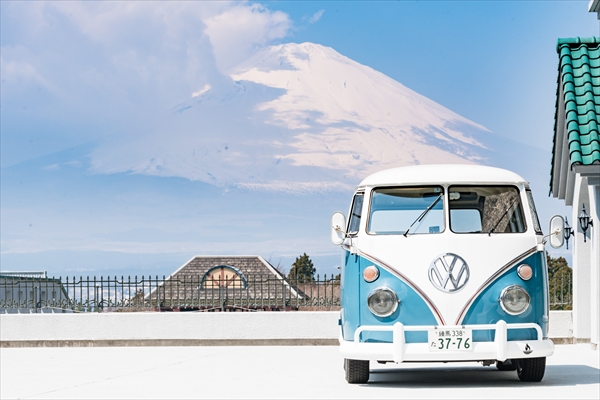 送迎はなんともキュートな70年代のワーゲンバス