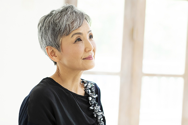 こまめなヘアカットで、美しいショートヘアをキープしている