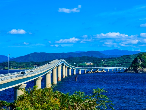 角島側から見た角島大橋。ポコンとせり出した部分はちょっとスリリング!?